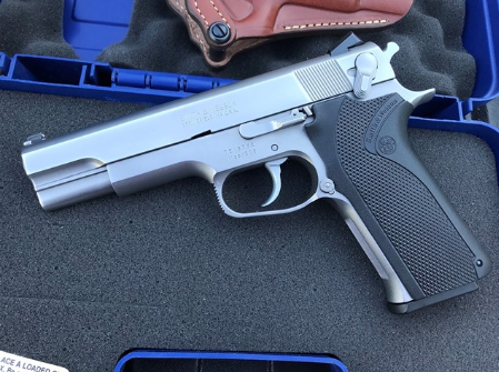 10mm pistol product image: Smith_and_Wesson_1006